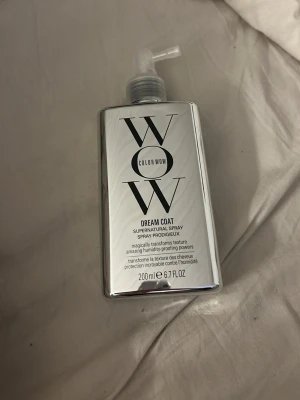 Color Wow Dream Coat hårspray - Color Wow Dream Coat Supernatural Spray är en silvrig sprayflaska på 200 ml som används för att ge håret ett slätt och glansigt resultat. Produkten skyddar mot fukt och hjälper till att förvandla hårstrukturen. Perfekt för dig som vill ha frizzfritt och glansigt hår. Nypris 429kr