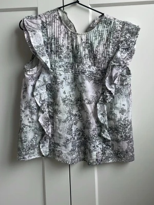 Zadig & Voltaire blus - Supersöt blus från Zadig & Voltaire! Använd fåtal gånger och inga defekter. Mycket bra skick! Storlek 14 år🩷