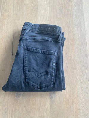 Replay Jeans - Snygga svarta jeans från Replay med klassisk femficksdesign och en slim passform. Jeansen har en diskret tvättad look och är tillverkade i stretchigt denim för en bekväm passform. Perfekta för en stilren och modern look.