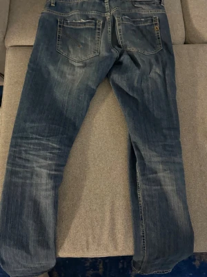Dondup jeans - Säljer ett par feta dondups som tyvärr ä lite breda för mig. Modell slim/straight passar till mkt