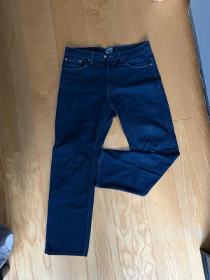 Mörkblå raka jeans - Säljer ett par indigo/mörkblå jeans i mycket bra skick. 