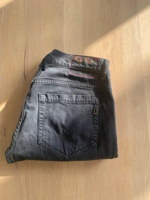 Dondup Jeans - Snygga svarta jeans från Dondup med klassisk femficksdesign och en slim passform. Jeansen har en diskret tvättad look. Perfekta för en stilren och modern look.