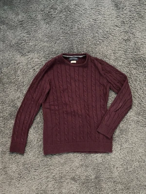 Kabelstickad crewneck kofta  - Riktigt snygg slimfit vinröd kabelstickad crewneck kofta 