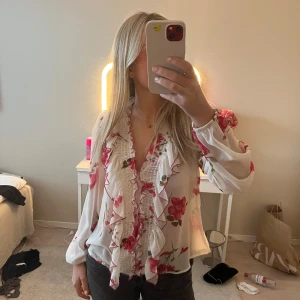 Blommig blus  - Jätte fin blus som inte kommer till användning