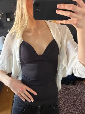 Vit kofta - Vit tunn kofta prefekt till sommarn med volang där fram. 