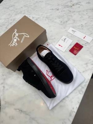 Svarta Louboutin sneakers med röd sula - Helt nya Christian Louboutin 
