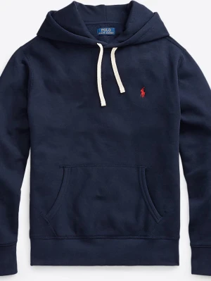 Mörkblå hoodie från Polo Ralph Lauren - Klassisk mörkblå hoodie från Polo Ralph Lauren med vit dragsko i huvan och röd broderad logga på bröstet. Hoodien har känguruficka framtill och är tillverkad i mjuk bomullsblandning. Perfekt för en avslappnad och stilren look.
