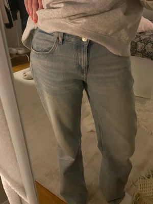 Zara jeans  - Säljer mina jätte najs ljusblåa jeans från Zara i storlek 38. Det finns inga defekter, de är lite strehiga