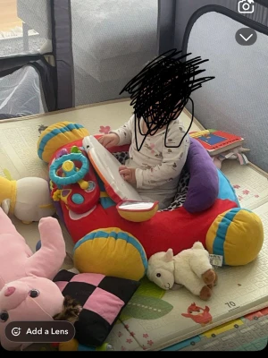 Bäbis lekhage - 180 x 122 x 62 centimeter. Marinblå. Kommer med lekbollaena och mattan. Har köpt de för 1800kr och anvöbt de för några veckor.💗🙌🏽 dm om övriga frågor 