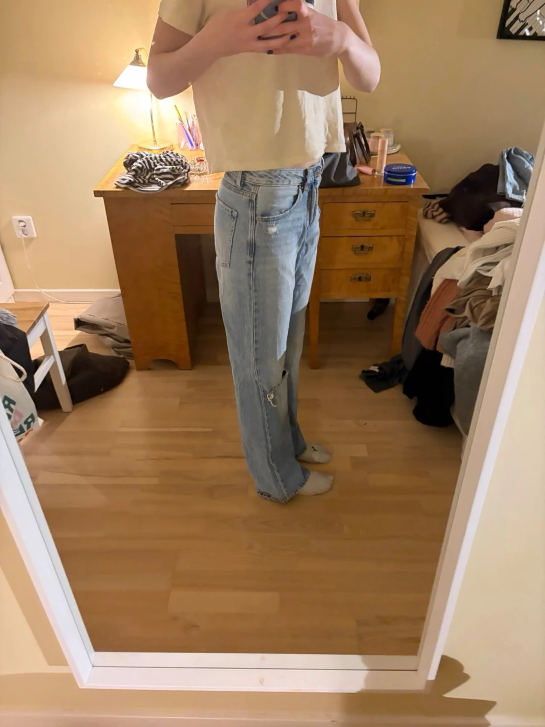 Ljusblå raka jeans med hål på knät - 2