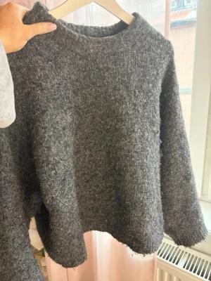 Mjuk grå stickad tröja - En fluffig och mysig grå stickad tröja!  Skön och varm, från gina tricot, pris går att diskuteras vid snabb affär