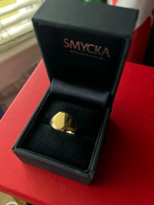 18k guld klack ring  - Hej Säljer mitt guld som är helt 18k guld väger runt 6.9 kvitto allt anat fins köpt själv 12000kr men ni som köper det för bra pris!