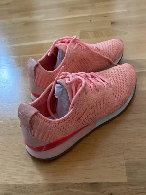Rosa sneakers från Gant - Säljer ett par snygga rosa Gant sneakers med stickad ovandel och vita sulor. Skorna har låga skaft, matchande rosa skosnören och en diskret Gant logga på sidan. Perfekta för dig som gillar sportig och trendig stil.