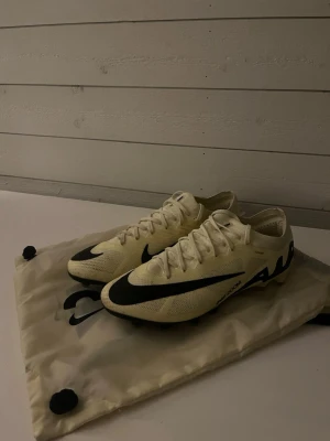 Nike Mecurial Vapor 15 Elite Mad Ready Ag-pro - Dessa dojor var lite för stora för mig, storlek 42 och säljs inte längre. Använd cirka 4 träningar men ser helt sprillans nya ut. Enda är den lilla lappen på inner sula som jag drog bort annars grymma och fräscha dojor. Sällsynta! Ag-Pro, påse ingår, Endast köpe