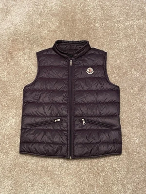 Moncler gui - Moncler gui storlek xs skick 9,5/10 som ny,  2020 årsmodell nypris ca 9300 vid funderingar hör av er