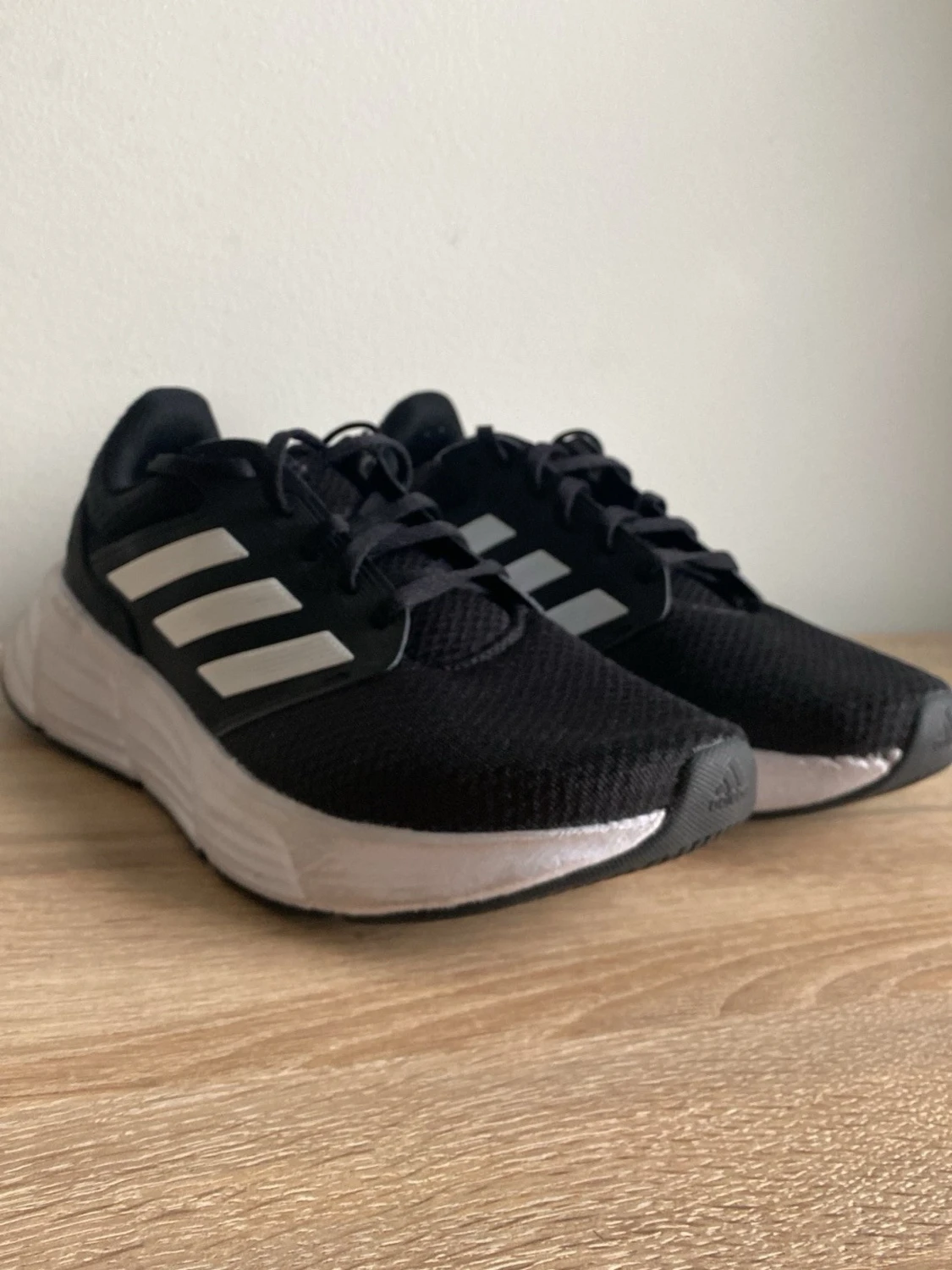 Svarta Adidas med vita ränder - 4