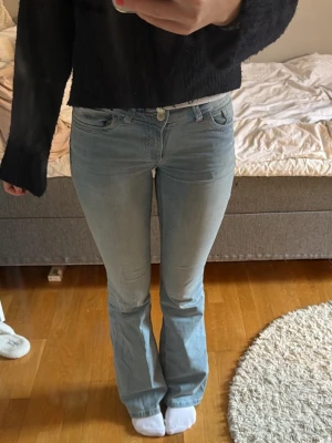 Low waist jeans från nelly - Säljer dessa low waist bootcut jeans ifrån nelly, har knappt använt dessa så de är i ett bra skick. Nypris: 749kr