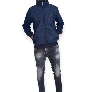 Polo Ralph Lauren Zip tröja- Blå- Storlek S - Helt ny, högkvalitativ replika. Modellen är 175 cm lång och bär storlek S på bilden. Pris: 1099 kr. Leverans: Skickas inom 24 timmar. Notera: Begränsat antal- först till kvarn 