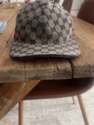 Gucci beige keps med GG-mönster - Snygg beige keps från Gucci som inte kommer till användning längre jag har haft den i cirka 1 år och den är köpt i usa som man ser på kvittot