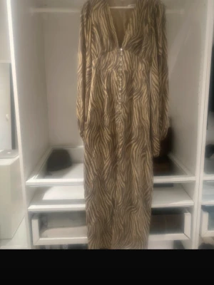 Adoore klänning  - Säljer denna superfina adoore klänning i zebra mönster, då den tyvärr ej passade! 🥰 Kom gärna med bud!