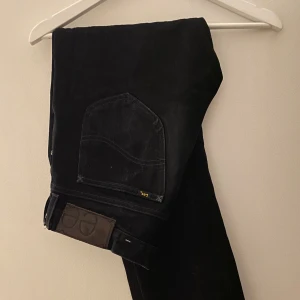 Lee jeans - Ett par Lee jeans i en grym straight leg passform. Modellen är 186 och väger 73kg men passar alla mellan 180 och 190. Tveka inte vid frågor😊