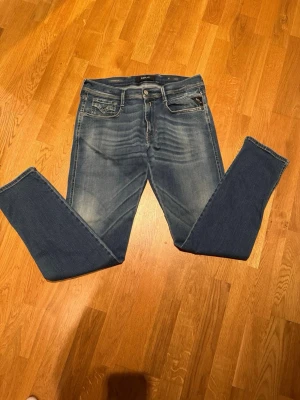 Blå Replay jeans  - Säljer ett par klassiska blå jeans från Replay med snygg tvätt och raka ben. Väldigt bra skick och suoer sköna. Storlek 32 32!