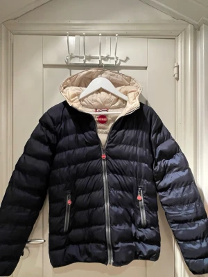 Colmar jacka - Mörkblå Colmar jacka enda defekten är att märket är slitet storlek 46 motsvarar ungefär s