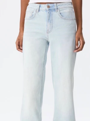 Stradivarius jeans - Säljer ett par ljusblå jeans med raka ben och hög midja. Jeansen har klassisk femficksdesign, gylf med dragkedja och knapp samt ljusa tvättade detaljer. Perfekta för en  avslappnad och trendig look. Använda 1 gång.