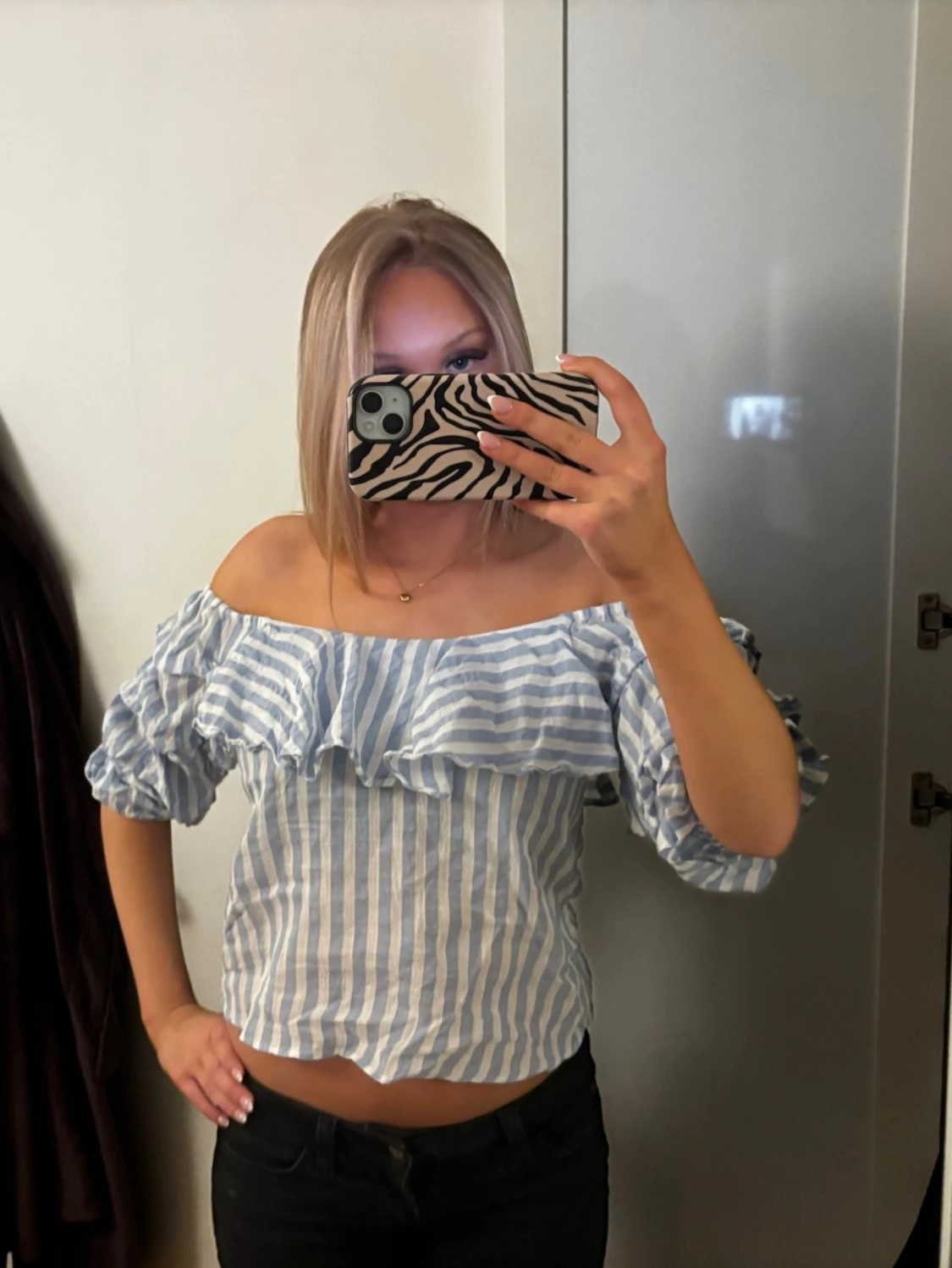 Randig offshoulder blus med volang