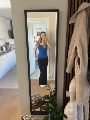 Blå linnetopp med smala axelband - Snygg blå linnetopp med smala axelband och tight passform. Oerfelt inför sommar och vår. Jättefin färg och super skönt material! Linnet är från Zara i storlek S. 