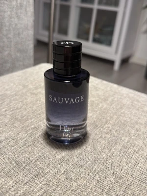 Dior Sauvage herrparfym - Sauvage från Dior är en ikonisk herrparfym med modern känsla. Snygg flaska som passar perfekt i väskan eller på hyllan. Perfekt för dig som vill sticka ut och göra intryck. Ursprungligen 60ml och knappt använd, även en praktisk magnet kork.
