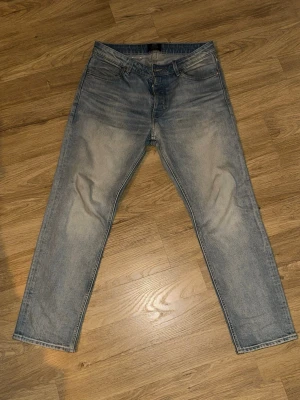 Ljusblå raka jeans från Neuw - Säljer ett par ljusblå jeans från Neuw med klassisk femficksmodell och raka ben. Jeansen har en snygg tvättad look och är tillverkade i denim. Perfekta för dig som gillar en avslappnad och stilren stil.