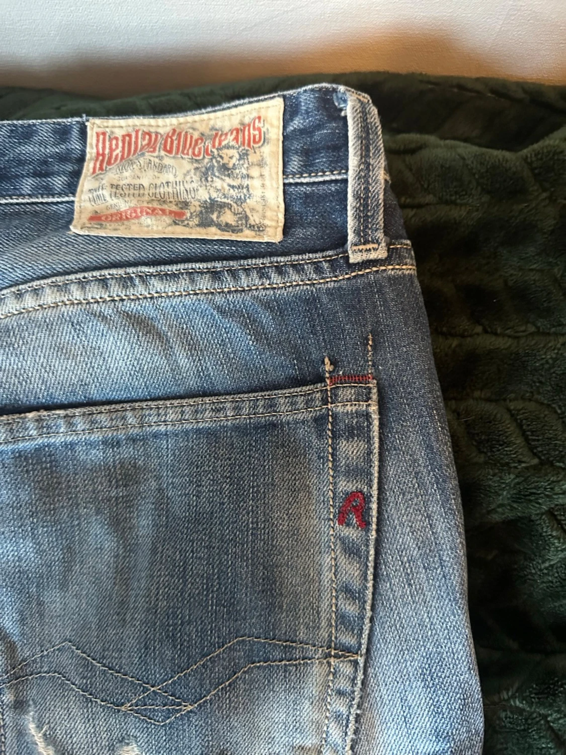 Blå slitna jeans från Replay - 2