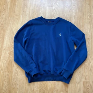 Blå tröja från Ralph Lauren - Säljer en stilren blå tröja från Ralph Lauren.  inte original men väldigt bra skick och väldigt skön. Kan gå ner i pris vid snabbt köp. Perfekt för sommar vinter eller vad som helst.