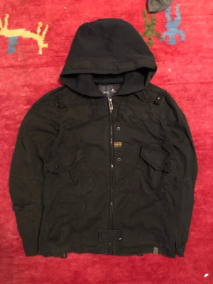 G-star vintage field jacket - 67x55 fits medium defekterna påverkar bara utseendet enkelt att fixa om man ville
