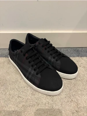 Burberry skor - Säljer dessa sköna Burberry skor | Skick 9/10 | Strl: 43 | Inget og medföljer | Priset kan diskuteras vid en snabb och smidig affär /Mvh Nitro 👨🏽‍🎨