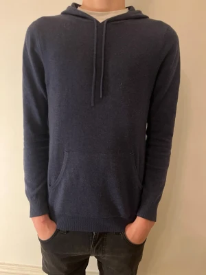 John Henric Kashmir - Säljer min Hoodie från John Henric i Kashmir. Tröjan är i bra skick förutom att den har ett litet hål vid ena armbågen (bild4). Hör av dig vid frågor eller funderingar.