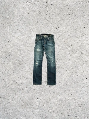 Straight Jeans med Fades - 🌶️Jeans med sjuka fades 🌶️: Straight passform : Skick 8/10 lagade de största hålen, syns bland annat på bild 3, finns små slitningar som inte lagats : Passar 30W, står ej storlek på jeansen : Mått, bilder osv skickas privat!