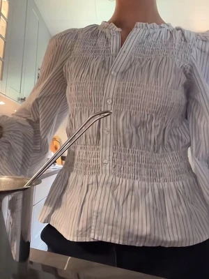 Randig blus med puffärmar Gina Tricot - Säljer denna randiga blus med puffärmar från Gina Tricot. Storlek S, passar XS också. Aldrig använd och har prislapp kvar. 380 kr + frakt! Vid fler frågor, etc skriv privat 🩷🙏🏼🙌🏼✌🏼🏄🏽‍♀️☀️