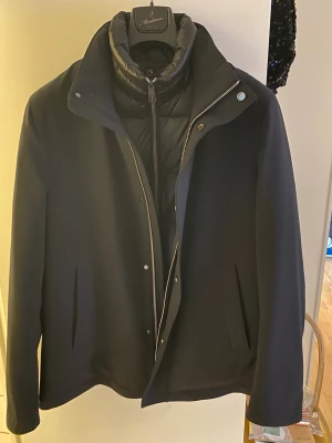 Svart Montecore Jacka - Säljer nu denna snygga kappan/jackan ifrån Montecore, perfekt för en snygg och stilren lyxig look nu på våren. Den är helt oanvänd skick 10/10 och är tidigare köpt i butik. Hör av er vid frågor osv pris går även att diskutera 💫