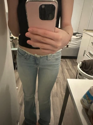 Ljusblå low waist bootcut jeans - Helt nya med prislapp kvar. Storlek 34 passar mig som brukar ha 36. 