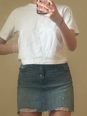 Levis jeanskjol - Levis jeanskjol nästan helt oanvänd, bra skick storlek 26 i midja