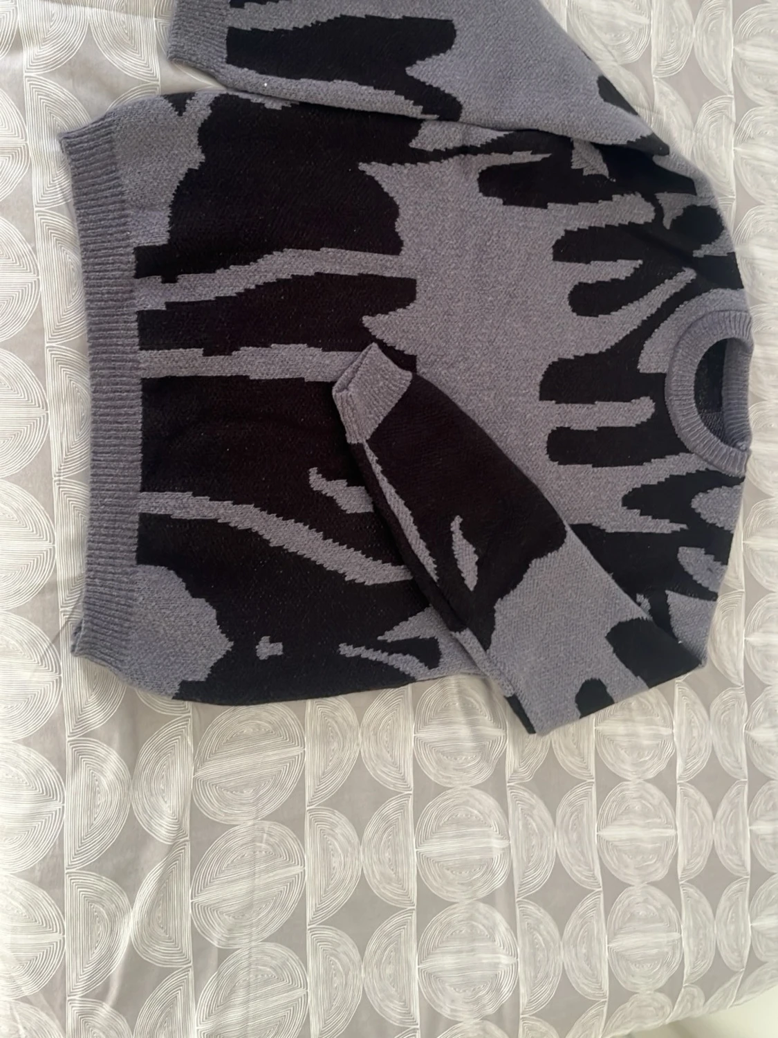 Grå och svart stickad tröja