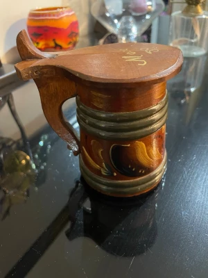 Träsejdel med lock och handtag - Trä öl mygg  . en handmålad träkanna / liten ölkanna med lock, troligen en allmogekanna från Mora i Dalarna.