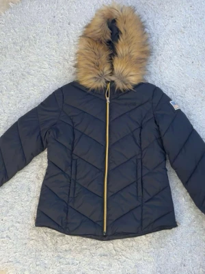 Svea Jacka - Inte mycket använd Svea jacka, man kan även ta av lurven från luvan om man vill❣️