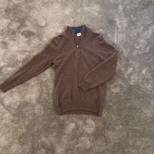 Kashmir Halfzip Rose & Born - Söljer nu denna riktigt fräscha kashmirtröjan från Rose & Born. Brun tröja med halfzip, perfekt till hösten🍁Nypris: Ca 4300k., Skick: 8/10. Hör av er vid minsta fundering!🌟
