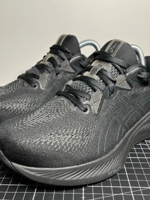 ASICS Gel Cumulus 26  - I perfekt skick, mycket sparsamt använda. Perfekta för löpning och även för vardaglig användning, lätta, bekväma och med bra dämpning. 