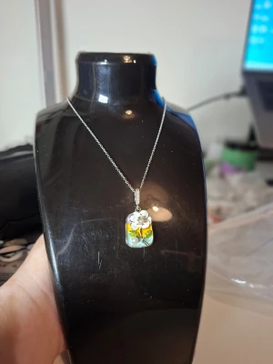 Halsband med glasblomma och pärla - Överge samlingen, utförsäljning till låga priser