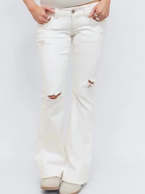 Vita bootcut jeans med slitningar 14+ petite - Säljer ett par vita bootcut jeans med slitningar över knäna och lätt utsvängda ben. Jeansen har klassisk femficksdesign och normal midja. Perfekta för dig som vill ha en trendig och avslappnad look.