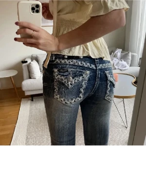Miss me jeans - Säljer mina älskade miss me jeans då de inte passar längre. De är bra på mig som är över 180. PS de är nedsydda där nere. De sitter perfekt på mig som har strl 34 eller 36 i jeans. Ps de två första bilderna är lånade!🥰🥰